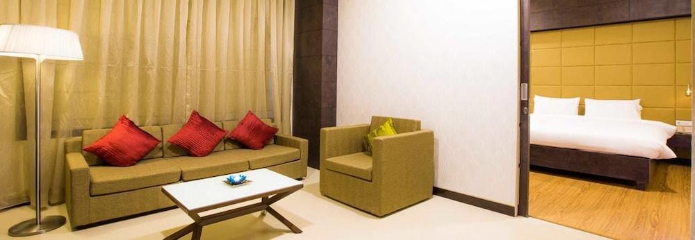 Regenta Central Grand Exotica Pimpri-Chinchwad Exterior foto
