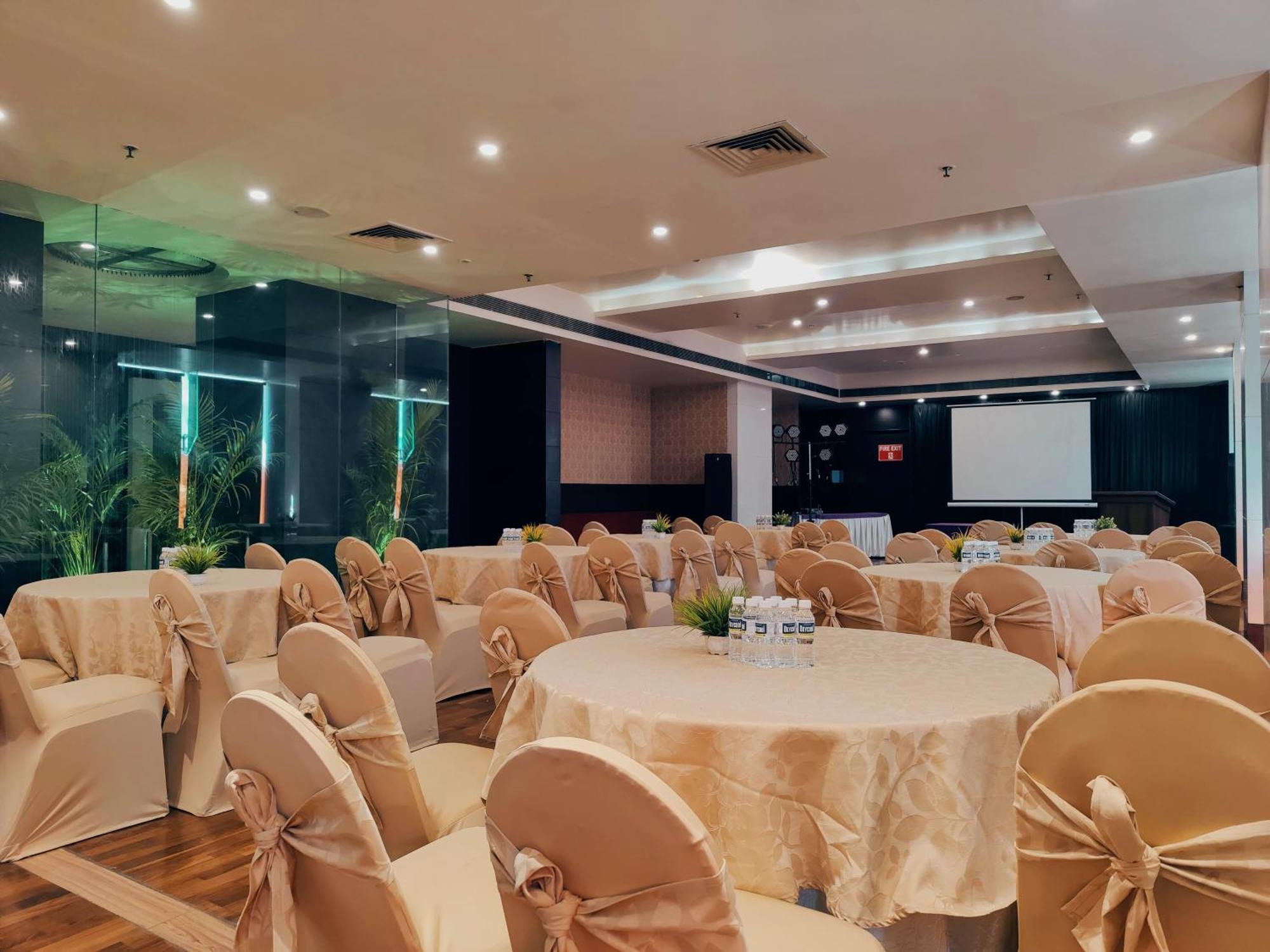 Regenta Central Grand Exotica Pimpri-Chinchwad Exterior foto